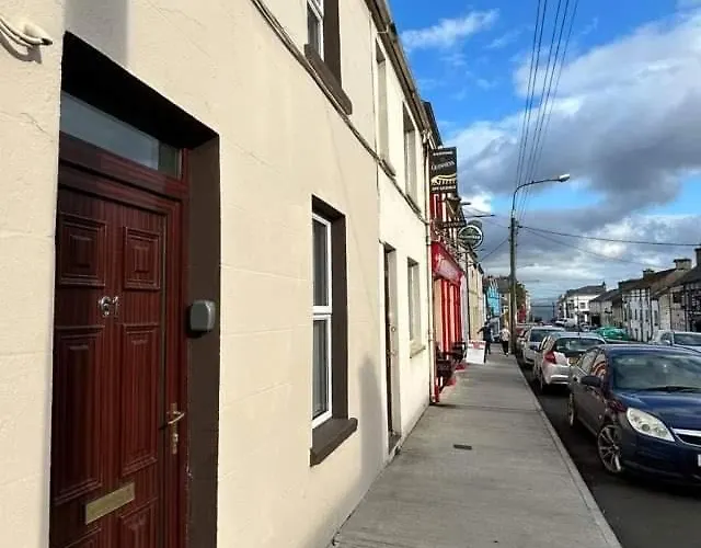 Town House,moville 61 * Moville