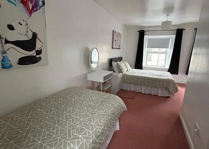 Town House,moville 61 * Moville